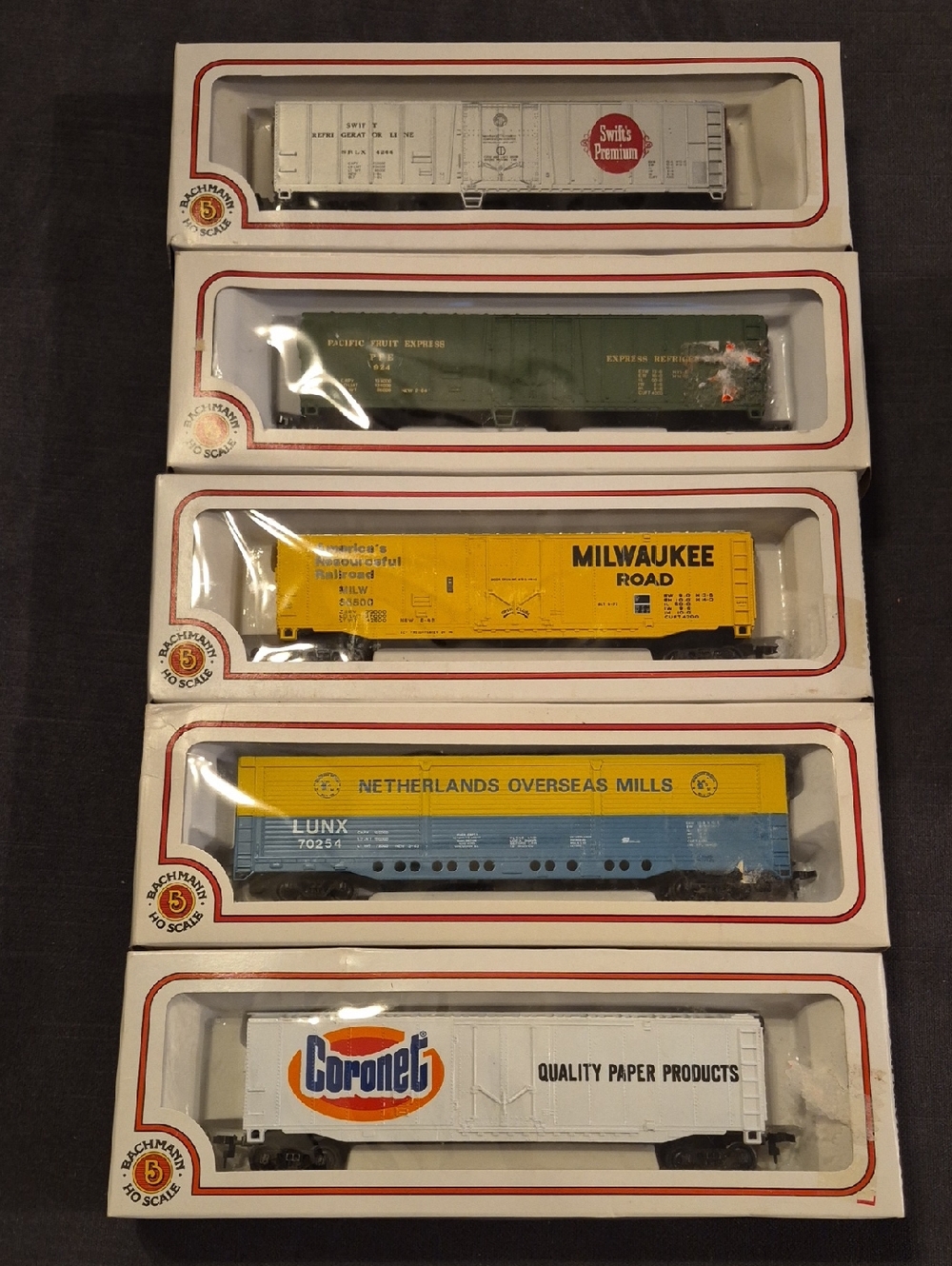Set of 5  BACHMANN HO Scale Boxcar Models - Assorted Railroad CARS